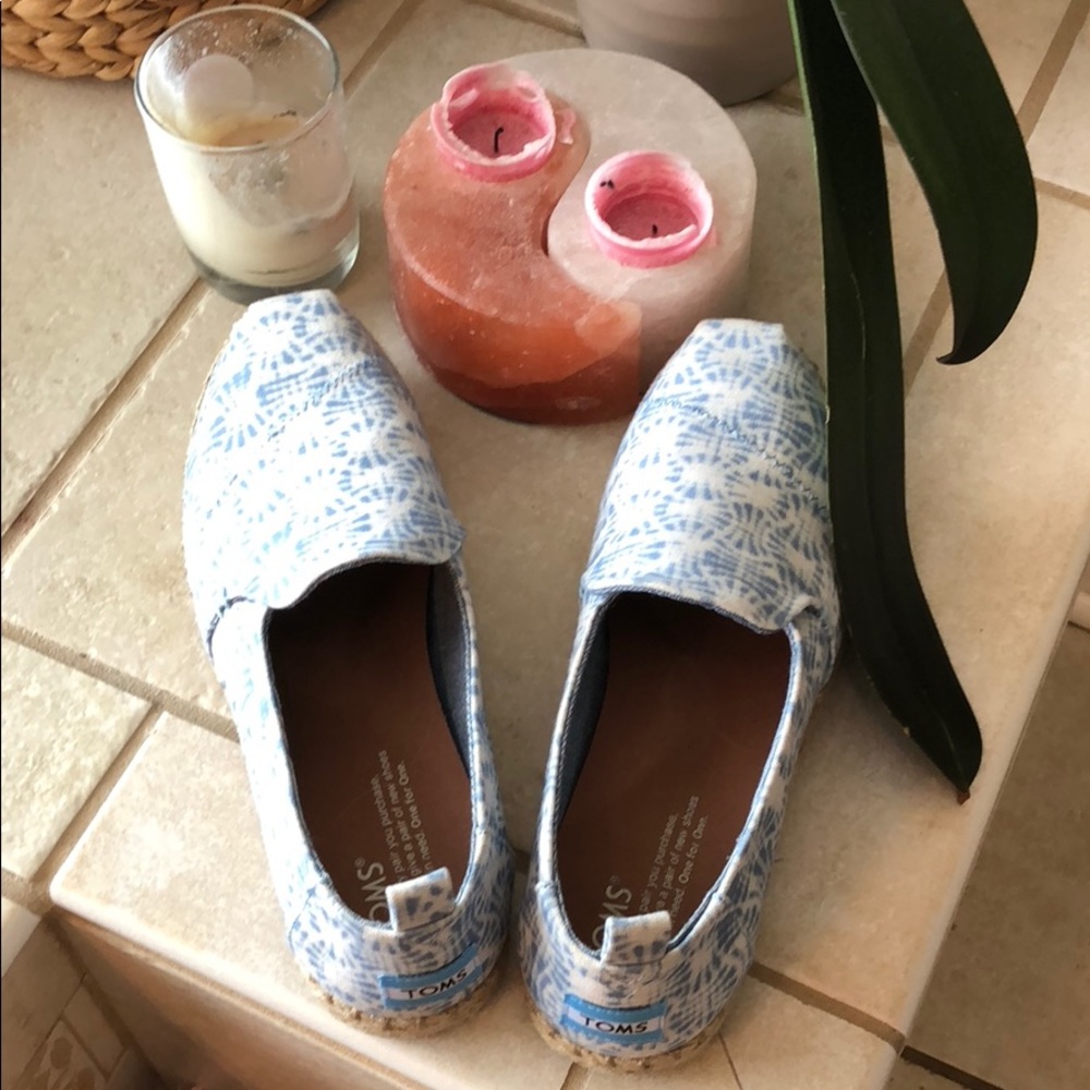 Like new Toms alpargata shoe. Sold out online